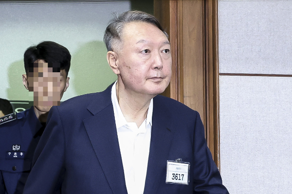윤석열 전 대통령이 내란 우두머리 혐의 재판에 출석했다. 사진은 윤석열 전 대통령이 지난 9월26일 서울 서초구 서울중앙지법에서 열린 특수공무집행방해, 직권남용 권리행사방해 등 혐의 사건 첫 공판에 출석하고 있는 모습. /사진=뉴스1(사진공동취재단)