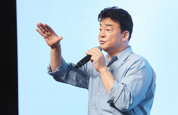 활동 중단을 선언했던 방송인 겸 사업가 백종원이 '남극의 셰프'로 복귀한다. 사진은 백종원 더본코리아 대표가 지난 9월3일 서울 중구 장충동에서 열린 더본코리아 TBK(The Born Korea) 글로벌 B2B 소스 론칭 기자간담회에서 발표하는 모습. /사진=뉴시스(더본코리아 제공)