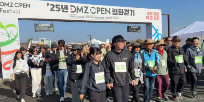 지난 1일 파주 임진각 평화누리 일원에서 열린 'DMZ OPEN 평화걷기' 행사에서 김대순 행정2부지사 타고(타북)를 신호로 참가자들이 평화를 기원하며 출발하는 모습. /사진제공=경기도