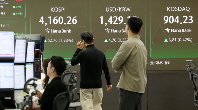  3일 오전 서울 중구 하나은행 딜링룸 전광판에 코스피가 전 거래일(4107.50)보다 15.86포인트(0.39%) 상승한 4123.36에 표시되고 있다./사진=뉴시스