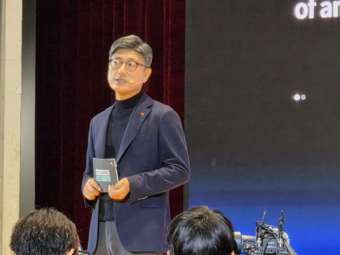 정재헌(사진) 신임 SK텔레콤 CEO(최고경영자·사장)가 3일 삼성 코엑스에서 열린 SK AI 서밋에서 자사의 청사진을 밝히고 있다. /사진=양진원 기자