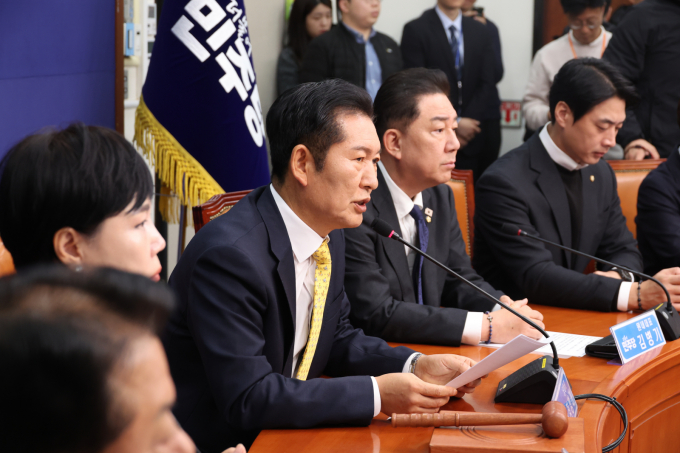 정청래 더불어민주당 대표가 3일 서울 여의도 국회에서 열린 최고위원회의에서 "정부와 함께 대미 투자 관련 특별법을 준비하고 신속히 처리하겠다"고 전했다. /사진=뉴시스