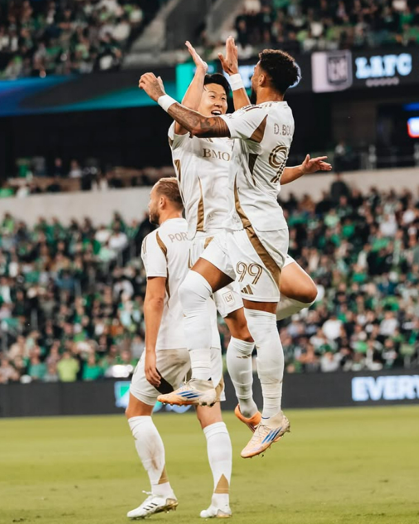 LA FC 손흥민이 시즌 10호골을 터트리며 팀을 승리로 이끌었다. 사진은 LA에서 활약 중인 손흥민(왼쪽)이 팀 동료 드니 부앙가와 세리머니를 하는 모습. /사진=LA FC 인스타그램 캡처