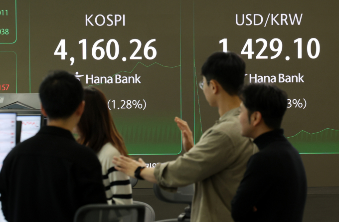 3일 오전 서울 중구 하나은행 딜링룸 전광판에는 코스피 지수가 전 거래일(4107.50)보다 15.86포인트(0.39%) 상승한 4123.36에 표시되고 있다./사진=뉴시스