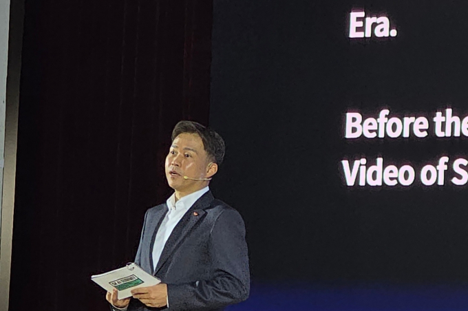 곽노정 SK하이닉스 대표이사 사장(CEO)이 인공지능(AI) 시대를 이끌 '풀 스택 AI 메모리 크리에이터'(Full Stack AI Memory Creator)라는 새로운 비전을 제시했다. 사진은 곽노정 SK하이닉스 대표이사 사장이 3일 서울 삼성동 코엑스에서 열린 'SK AI 서밋 2025'에서 'AI 시대, SK하이닉스가 그리는 새로운 비전과 기술' 을 주제로 기조연설을 진행하고 있는 모습. /사진=김성아 기자