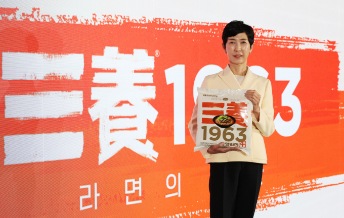 김정수 삼양라운드스퀘어 부회장이 '삼양라면 1963' 신제품 출시 발표회에서 제품을 들고 포즈를 취하고 있다./사진=뉴스1 오대일 기자