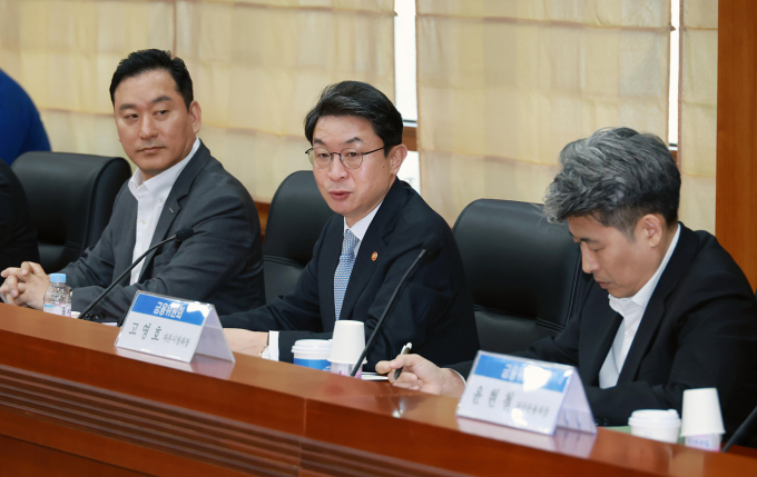 금융당국도 생산적 금융을 확대하기 위해 발행어음 인가를 신속히 추진할 계획이다. 사진은 이억원 금융위원장이 30일 서울 여의도 금융투자협회 대회의실에서 열린 증권사·자산운용사 CEO 간담회에 참석해 발언하는 모습. /사진=뉴시스(금융위원회 제공)