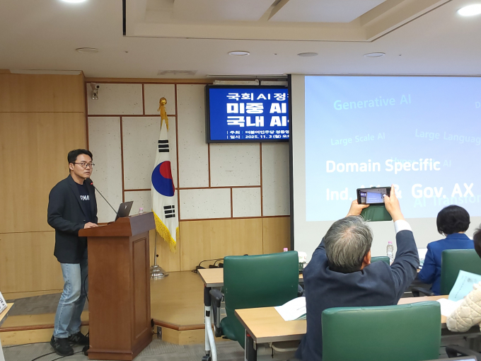3일 국회의사당 국회의원회관 제3 세미나실에서 열린 '국회 AI 정책 포럼 미·중 AI 패권 경쟁과 국내 AI-AX 도약 전략: 피지컬 AI 중심으로' 행사 주제 발표를 를하고 있는 김동환 포티투마루 대표이사. /사진= 지선우 기자