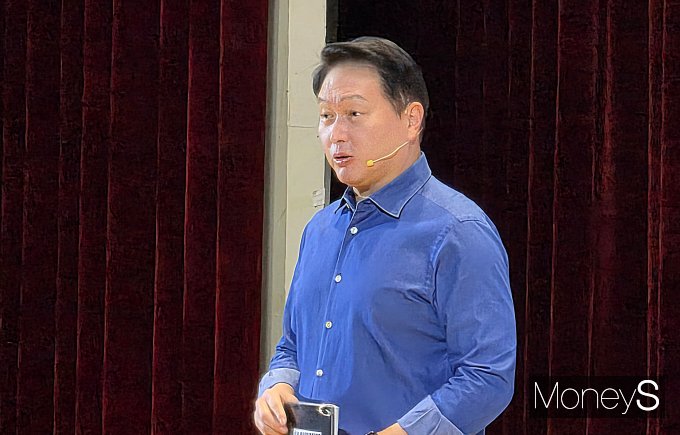 최태원 SK그룹 회장은 지난 1일 성료한 아시아태평양경제협력체(APEC) 회의를 계기로 열린 정상회담의 성과와 관련해 "경영 리스크가 완전히 해소된 것은 아니지만 단추를 잘 끼운 상황"이라고 평가했다.  사진은 3일 'SK AI 서밋 2025' 이후 기자들과 만나  질의응답을 진행하는 최 회장의 모습. /사진=김성아 기자