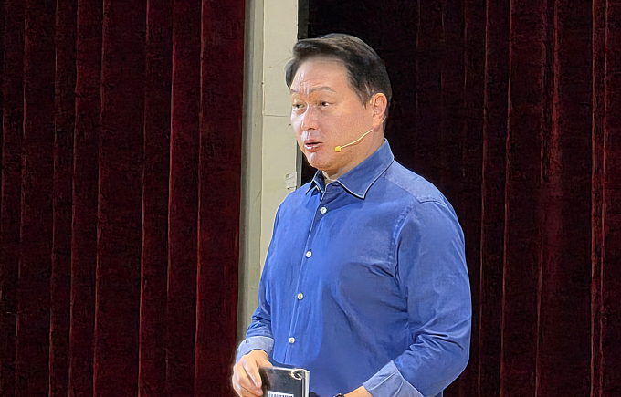 최태원 SK그룹 회장이 인공지능(AI) 수요가 기하급수적으로 확대되고 있다고 진단하며 AI 시장을 둘러싼 '버블론'을 일축했다. 사진은  3일 서울 강남구 코엑스에서 열린 'SK AI 서밋 2025'에서 기조연설을 진행하는 최 회장의 모습. /사진=김성아 기자