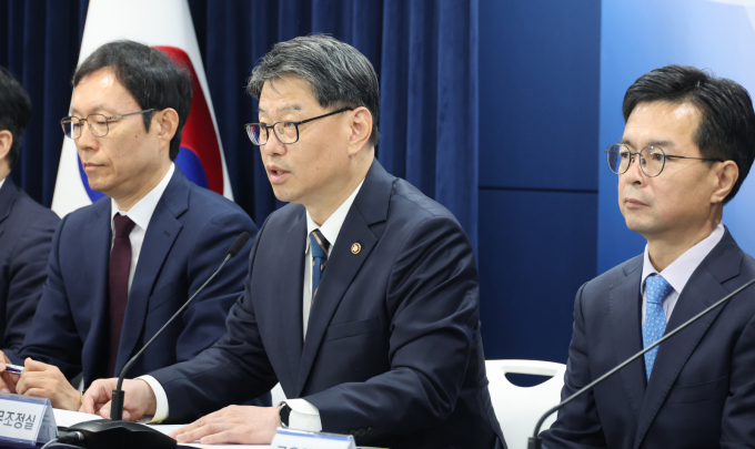 김용수(가운데) 국무조정실 국무2차장이 지난달 30일 서울 종로구 정부서울청사에서 부동산 불법행위 대응 관계부처 합동브리핑을 하고 있다. /사진=뉴스1
