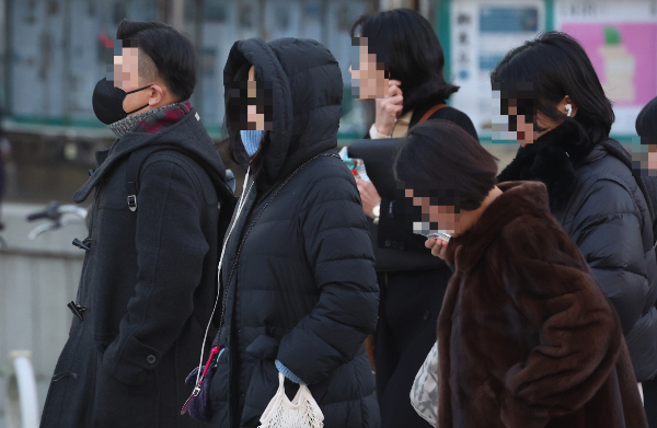 오는 4일 아침엔 쌀쌀하다가 낮부터 기온이 올라가겠다. 사진은 3일 오전 전국의 기온이 영하권으로 떨어지며 출근길 추위가 찾아온 가운데 서울 광화문 네거리에서 시민들이 잔뜩 움츠린 채 이동하고 있는 모습. /사진=뉴스1