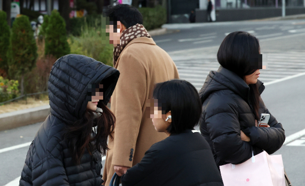 4일은 일교차가 매우 크겠다. 사진은 지난 3일 오전 전국의 기온이 영하권으로 떨어지며 출근길 추위가 찾아온 가운데 서울 광화문 네거리에서 시민들이 잔뜩 움츠린 채 이동하고 있는 모습. /사진=뉴스1