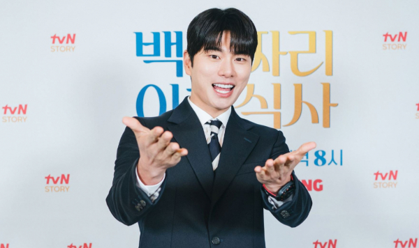 배우 이이경 측이 사생활 루머글을 작성하 누리꾼에 대해 강경 대응을 시사했다. 사진은 배우 이이경이  tvN STORY '백억짜리 아침식사' 기자간담회에 참석해 포즈를 취하는 모습. / 사진=스타뉴스(tvN STORY)