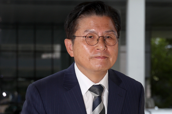 내란 특검팀이 황교안 전 국무총리를 상대로 압수수색 영장을 재발부했다. 사진은 황 전 국무총리가 지난 9월15일 서울 양천구 서울남부지법에서 열린 '국회 패스트트랙 충돌 사건' 특수공무집행방해 등 1심 결심공판에 출석하고 있는 모습. /사진=뉴시스