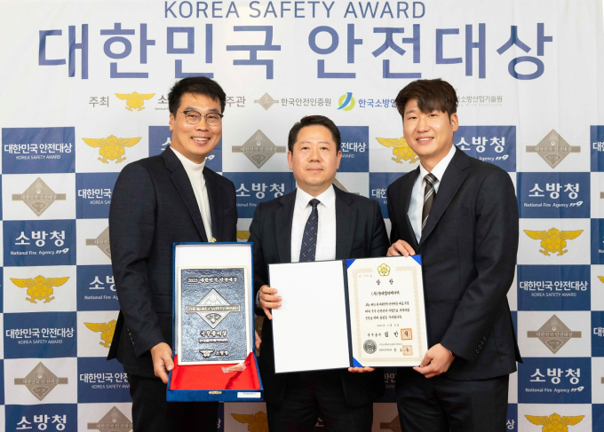 현대엘리베이터가 '제24회 대한민국 안전대상' 시상식에서 국무총리상을 수상했다. 사진은 3일, 현대엘리베이터 임직원들이 서울 중구 한국프레스센터에서 열린 24회 대한민국 안전대상에서 국무총리상을 수상한 뒤 기념사진을 촬영하고 있는 모습. /사진=현대엘리베이터 제공