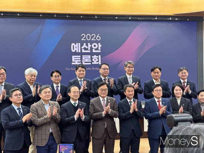 3일 우원식 국회의장을 비롯한 참석자들이 국회 의원회관에서 열린 '2026년도 예산안 토론회'에서 기념촬영을 하고 있다. /사진=정연 기자