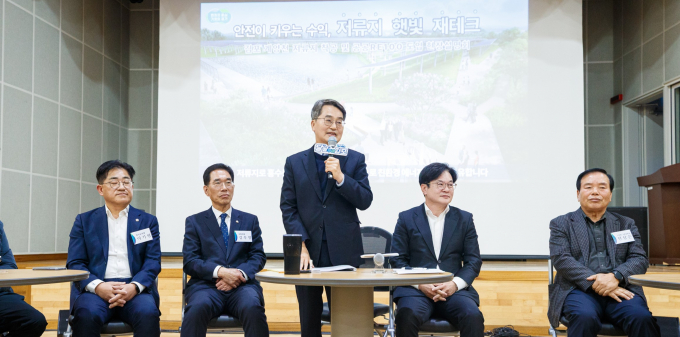 김동연 경기도지사(가운데)가 3일 김포시를 방문해, 계양천 정비사업에 대해 설명하고 있다. /사진제공=경기도