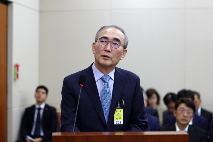 김영섭 KT 대표가 29일 오후 서울 여의도 국회 과학기술정보방송통신위원회에서 열린 과학기술정보통신부 등에 대한 국정감사에서 이훈기 더불어민주당 의원에게 KT 가입자 이탈 현황에 대해 질문을 듣고 생각하고 있다. /사진=뉴시스