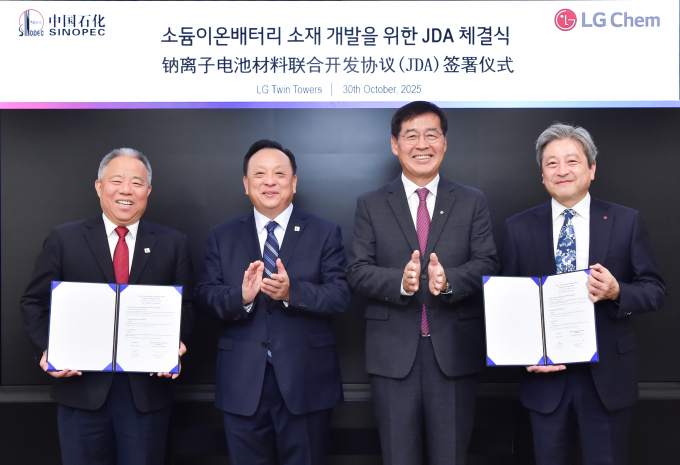 LG화학이 중국 최대 종합 에너지·화학 기업 시노펙(SINOPEC)과 손잡고 차세대 전지 소재 개발에 나선다. 사진은 여의도 LG트윈타워에서 신학철 LG화학 CEO 부회장과(왼쪽 세번째)가 시노펙의 허우 치쥔 회장(두번째)과 소듐이온전지 소재 공동개발 협약을 체결한 뒤 기념촬영을 하고 있는 모습. /사진=LG화학 제공