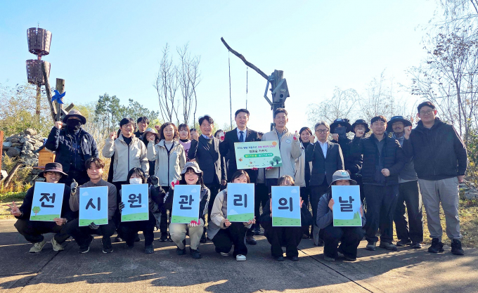 지난 3일 천창호 기보 이사(둘째줄 왼쪽 다섯 번째)와 신창호 국립세종수목원장(둘째줄 왼쪽 여섯 번째) 등 행사 참석자들이 기념촬영을 하고 있다./사진=기보