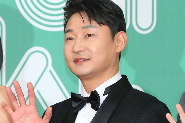 이천수가 수억원대 사기 혐의로 피소됐다. 사진은 이천수가 2023년 12월23일 오후 서울 영등포구 여의도동 KBS 신관홀에서 진행된 '2023 KBS 연예대상' 레드카펫에 참석해 포즈를 취하고 있는 모습. /사진=스타뉴스
