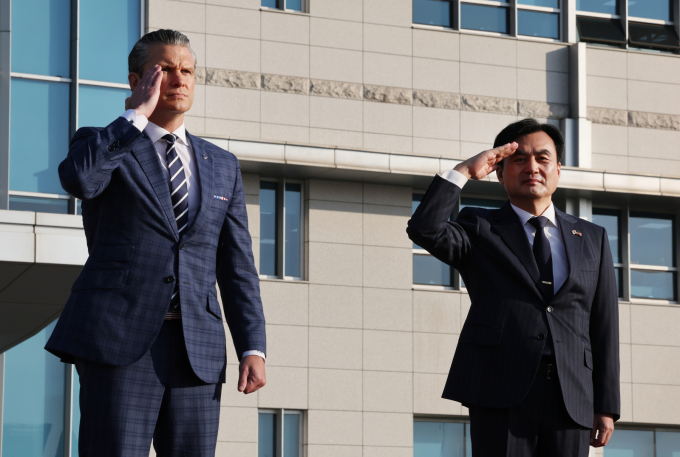 한미 국방부 장관이 서울 용산구 국방부 청사에서 한미안보협의회를 개최하고 전시작전통제권 전환 및 핵추진 잠수함 건조 등 국방 현안을 논의한다. 사진은 4일 안규백 국방부 장관과 피트 헤그세스 미국 국방부 장관이 서울 국방부 연병장에서 열린 의장행사에서 경례를 하고 있는 모습. /사진=뉴스1