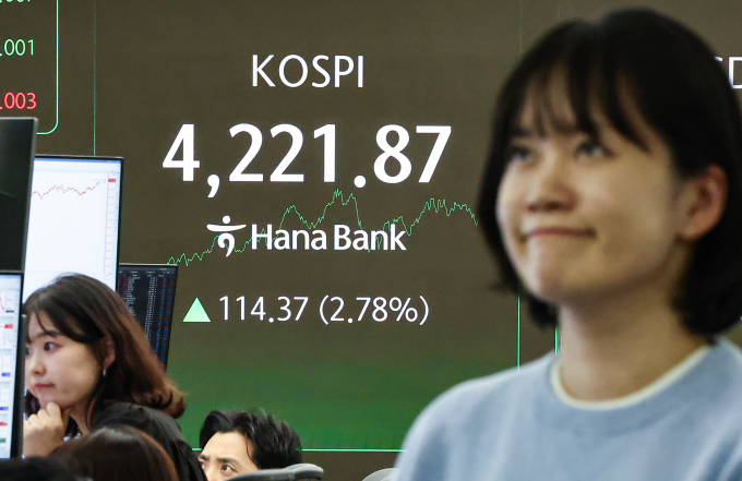 코스피가 4일 하락 출발해 4200선 아래로 후퇴했다. 사진은 서울 중구 하나은행 본점 딜링룸 전광판에 안내된 지난 3일 코스피 종가. /사진=뉴스1