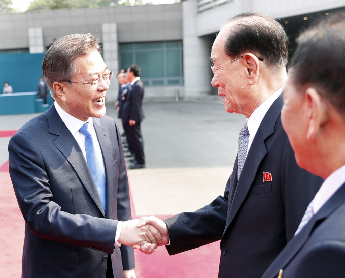 김영남 전 위원장은 2018년 북한 고위급 사절단 단장으로 한국을 방문했다. 사진은 문재인 전 대통령(왼쪽)이 김정은 북한 국무위원장 북측 수행원 김영남 전 위원장과 악수한 모습. /사진=머니투데이