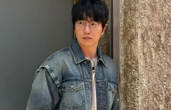 10년 동안 함께 했던 매니저에게 금전적 피해를 당한 것으로 알려진 가수 성시경이 유튜브 활동 중단을 선언했다. 사진은 가수 성시경 모습. /사진=성시경 인스타그램 캡처
