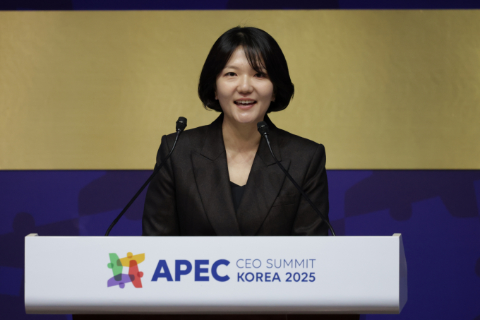  최수연 네이버 대표가 지난달 29일 경북 경주 경주예술의전당에서 열린 '2025 APEC CEO 서밋'에서 'AI 주도 경제'를 주제로 연설하고 있다. /사진=뉴스1
