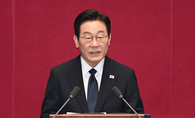 이재명 대통령이 "APEC 주간에 이뤄진 한미 정상회담을 통해 미국과의 관세 협상을 타결함으로써 우리 경제의 불확실성을 완화했다"고 밝혔다사진은 이재명 대통령이 4일 서울 여의도 국회 본회의장에서 2026년도 예산안 및 기금운용계획안에 대한 시정연설을 하고 있는 모습. /사진=국회사진기자단