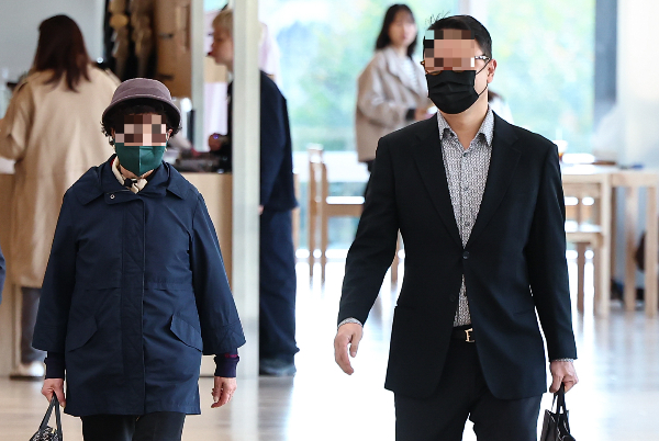 윤석열 전 대통령의 부인 김건희 여사의 모친 최은순씨와 오빠 김진우씨가 김건희 특검팀에 출석했다. 사진은 4일 오전 서울 종로구 KT광화문빌딩 웨스트에 마련된 김건희특검 사무실에 최씨와 김씨가 피의자 신분으로 출석하고 있는 모습. /사진=뉴스1