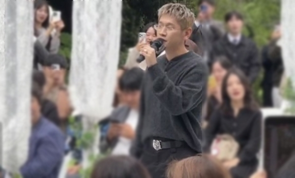 가수 크러쉬가 연인 레드벨벳 조이의 여동생 결혼식에서 축가를 부른 것으로 알려졌다. 사진은 조이의 여동생 결혼식장에서 축가 부르는 가수 크러쉬 모습. /사진=온라인커뮤니티