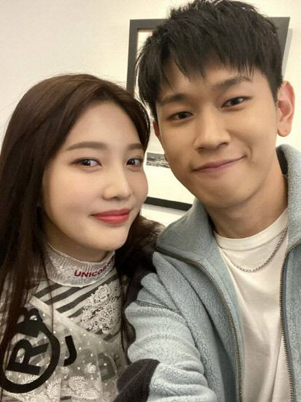 가수 크러쉬가 여자친구인 레드벨벳 멤버 조이의 여동생 결혼식 축가를 맡았다. 사진은 조이와 크러쉬 모습. /사진=크러쉬 인스타그램 캡처