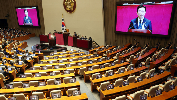 더불어민주당이 시정연설을 보이콧한 국민의힘을 향해 "국회를 정쟁의 장으로 이용하는 이중적 행태에 유감을 표하지 않을 수 없다"고 지적했다. 사진은 4일 이재명 대통령이 서울 여의도 국회 본회의장에서 내년도 정부 예산안에 대한 시정연설을 하고 있는 모습. /사진=뉴시스