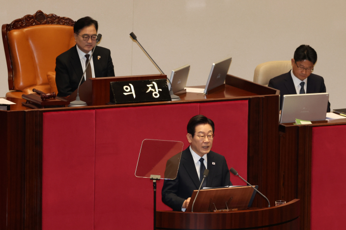 내년도 예산안은 올해보다 8.1% 늘어난 728조원 규모의 '슈퍼 예산안'으로 국회를 설득할 대통령의 메시지에 관심이 집중됐다.사진은 이재명 대통령이 4일 서울 여의도 국회 본회의에서 내년도 정부 예산안에 대한 시정연설을 하고 있는 모습. /사진=국회사진기자단