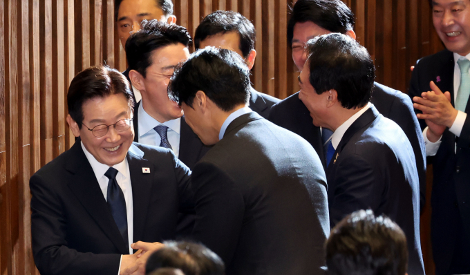 사진은 이재명 대통령이 4일 서울 여의도 국회에서 2026년도 예산안에 대한 시정연설을 마친 뒤 의원들과 인사를 하고 있는 모습. /사진=국회사진기자단