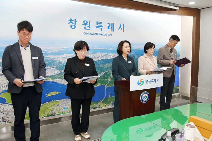 정양숙 시 문화관광체육국장(왼쪽에서 세번째) 등 관계자들이 4일 정례브리핑을 통해 4분기 시 문화예술 정책을 설명하고 있다./사진제공=창원시
