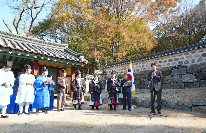 경기 광주시가 4일 남한산성 현절사에서 병자호란 당시 청(淸)에 끝까지 항거하다 순절한 삼학사(홍익한·윤집·오달제)와 척화파 김상헌, 정온 선생의 충절을 기리는 '현절사 추계 제향'을 봉행했다. /사진제공=광주시