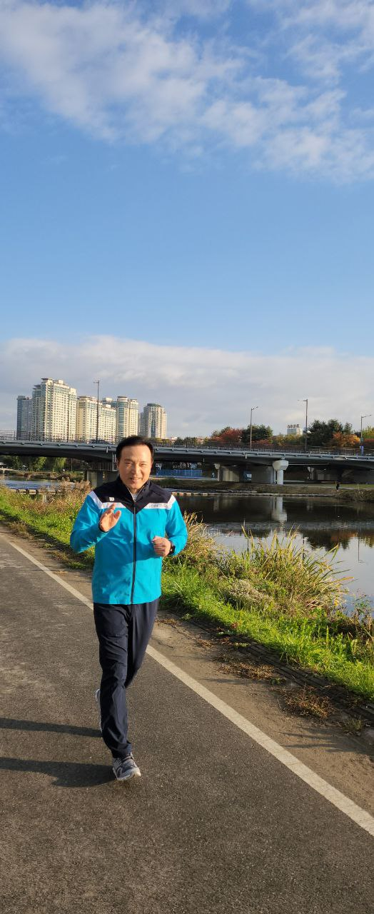 임태희 교육감이 경기도교육청이 진행한 '하이러닝 달리기 캠페인'에 참여하고 있다. /사진제공=경기도교육청