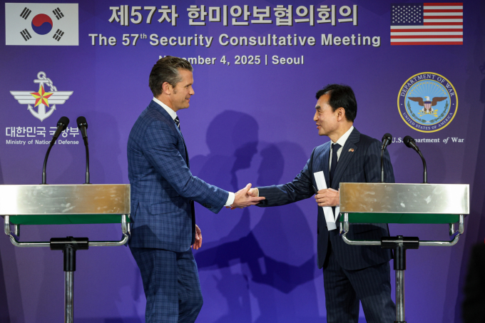 피트 헤그세스 미국 국방부 장관이 한국의 핵잠수함 도입을 찬성한다며 최선을 다해 지원하겠다고 전했다. 사진은 4일 안규백 국방부 장관(오른쪽)과 피트 헤그세스 미국 국방부 장관이 서울 용산구 국방부 청사에서 열린 한미 국방부 장관 공동기자회견에서 악수를 하는 모습. /사진=뉴시스(사진공동취재단)