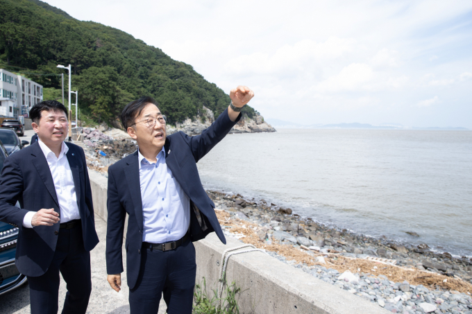 올 상반기 현대건설이 부산 가덕도 신공항 사업에서 철수한 이후 사업이 반년째 표류하고 있다. 사진은 김윤덕 국토교통부 장관이 지난 8월 가덕도신공항건설공단과 부산광역시 강서구 가덕도신공항 건설 에정지를 방문한 모습. /사진=뉴스1