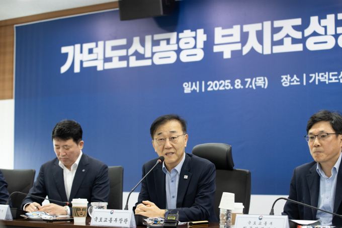 부산 가덕도 신공항 사업은 지연이 불가피하다는 전망이 우세하다. 사진은 김윤덕 국토교통부 장관이 7일 가덕도신공항건설공단과 부산광역시 강서구 가덕도신공항 건설 에정지를 방문해 공항건설 분야 전문가들과 간담회를 개최한 모습. /사진=뉴스1