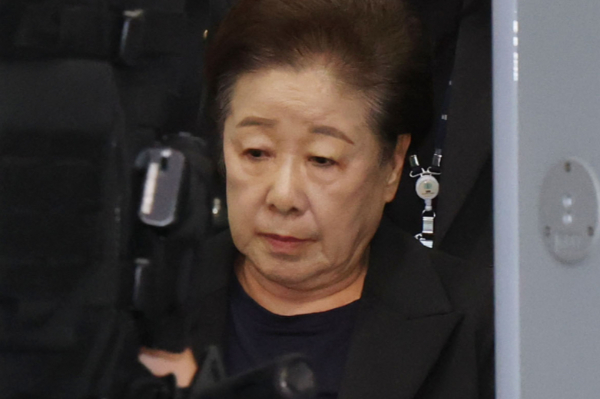  한학자 통일교 총재가 요청한 구속집행정지 신청을 법원이 받아들였다. 사진은 한 총재가 지난 9월22일 오후 구속 전 피의자심문(영장실질심사)을 마친 뒤 서울 서초구 중앙지방법원을 나서는 모습. /사진=뉴스1