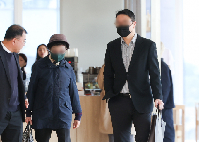 김건희 특검팀이 양평 공흥지구 개발 특혜 의혹과 관련해 지난 4일 김건희 여사의 모친과 오빠를 12시간가량 조사했다. 사진은 김건희 여사의 모친 최은순(오른쪽)씨와 오빠 김진우씨가 지난 4일 서울 종로구 KT광화문빌딩 웨스트에 마련된 민중기 특별검사 사무실에 피의자 신분으로 출석한 모습. /사진=뉴시스 