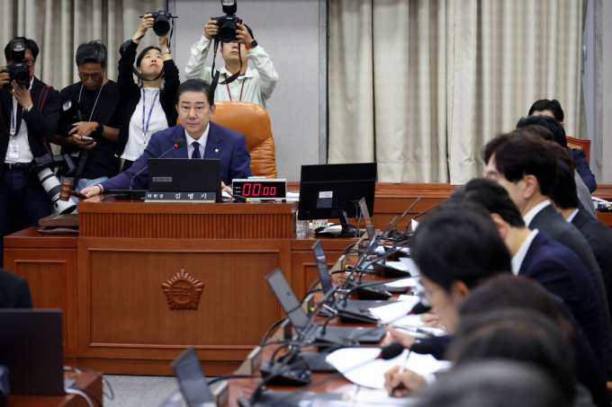 국회 운영위원회가 5일 서울 여의도 국회에서 국가인권위원회·국회사무처 등을 대상으로 국정감사를 진행한다. 사진은 지난 9월24일 김병기 국회 운영위원장이 서울 여의도 국회에서 열린 운영위 전체회의에서 의사봉을 두드리고 있는 모습. /사진=뉴시스
