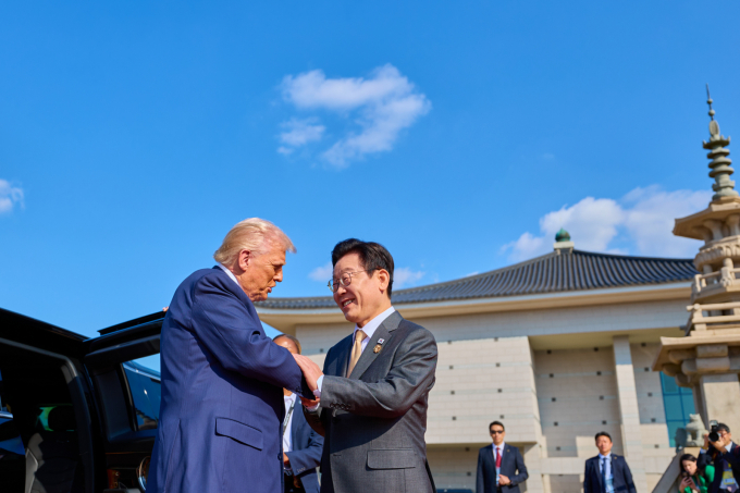 한미 양국이 조인트 팩트시트와 대미 투자 관련 MOU(양해각서)를 정리한 문서 조율에 속도를 내고 있다. 사진은 지난달 29일 이재명 대통령이 경북 경주시 경주박물관에 도착한 도널드 트럼프 미국 대통령과 악수하고 있는 모습. /사진=뉴스1(대통령실 제공)