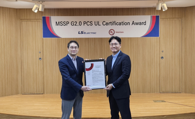지난 4일 안양 글로벌 R&D 캠퍼스에서 진행된 'UL 1741' 인증서 수여식 모습. 사진은 서장철 LS일렉트릭 전력연구개발본부장 겸 최고기술책임자(오른쪽)·웨슬리 궉 UL 솔루션즈 신재생에너지 및 산업 자동화 총괄 부사장(왼쪽). /사진=LS일렉트릭