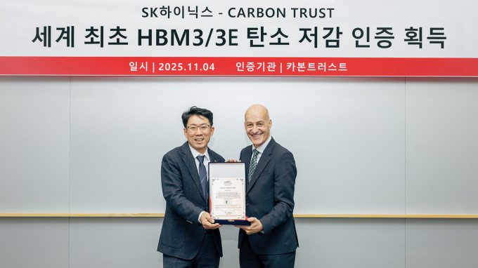 4일 이천 SK하이닉스 본사에서 진행된 카본트러스트 인증서 수여식에서 SK하이닉스 이병기 제조기술담당 부사장(왼쪽)과 카본트러스트 휴 존스 인증 총괄(오른쪽)이 기념 사진을 촬영하고 있다. / 사진=SK하이닉스